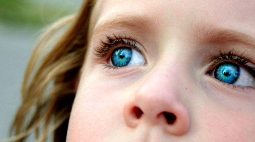 Com que idade as crianças podem começar a usar lentes de contato?