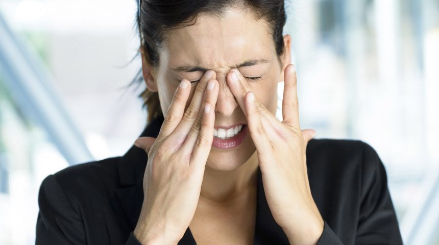 Coçar os olhos pode ser prejudicial à saúde ocular