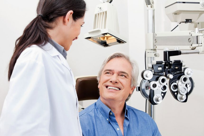 Com qual frequência devo consultar um oftalmologista?