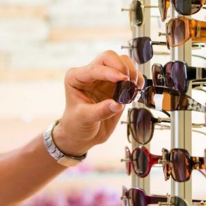 Os prejuízos de usar óculos falsificados