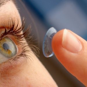 Fim de ano : como cuidar dos olhos e das lentes de contato durante as viagens