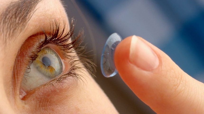 Fim de ano : como cuidar dos olhos e das lentes de contato durante as viagens