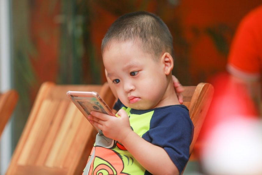 OMS divulga recomendações sobre uso de aparelhos eletrônicos por crianças de até 5 anos